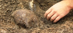 Na Ukrajině odkryli masový hrob obětí tajné policie NKVD
