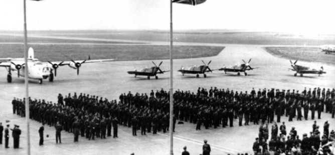 Letci z RAF se před 70 lety vrátili do svobodné vlasti. Vítala je nadšená Praha
