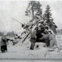 Na počátku sovětské invaze do Finska Finové zničili všechny budovy ve válečné zóně, aby nemohly nepříteli poskytnout úkryt.  Rusové pak postavili chatrče z větví borovic, které neposkytovaly valnou ochranu. Zde vidíme jednu z těchto chatrčí na frontě